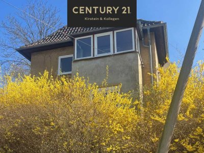 Kleine Stadtvilla sanierungswürdig -  mit ca. 2.483 m² Grundstücksfläche – Provisionsfrei!