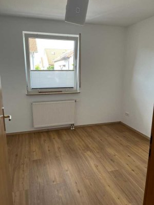 Schöne renovierte 2-Zimmer Wohnung mit Einbauküche in Linkenheim-Hochstetten