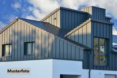 2- bis 3-Zimmer-Wohnung unterm Dach mit Balkon und Stellplatz