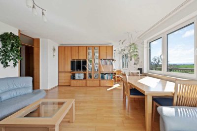 Wunderschöner Ausblick: Helle, geräumige 3,5-Zimmer-Wohnung mit Süd-Balkon und Garage