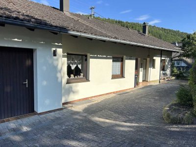 Freistehendes Einfamilienhaus mit zweiter Wohnung, großzügigem Raumangebot und Garagen in Sulz/N