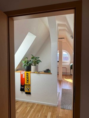 Helles Dachgeschosszimmer in 4er-WG – großzügig & ruhig