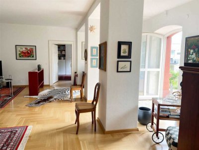 Wohnen mit Grandezza – außergewöhnliche Gartengeschosswohnung in Stadtvilla!