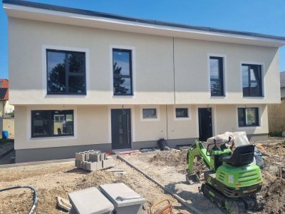 ZIEGELMASSIVHAUS VOLL UNTERKELLERT MIT EIGENGARTEN UND 2 PKW-STELLPLÄTZEN - ENERGIEEFFIZIENTES WOHNEN IN RUHIGER LAGE