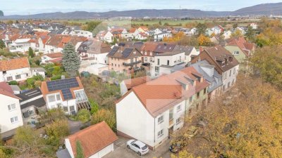 ZWEIFAMILIENHAUS MIT AUSBAUPOTENTIAL: RUHIG WOHNEN IN FELDNÄHE