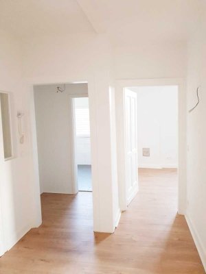Helle Dachgeschosswohnung in saniertem Altbau mit Gartennutzung und Terrasse in zentraler Lage