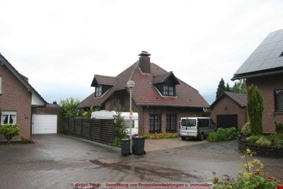 Realisieren Sie Ihre Wohnträume in Übach-Palenberg ... großes Landhaus mit Garten und Garage