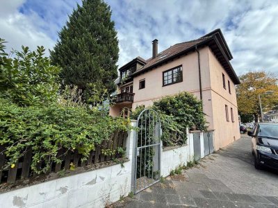 Begehrte Lage, klassischer Charme, sofort bezugsfrei – Altbauwohnung mit Balkon