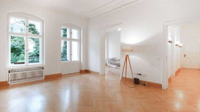 Stilvoller Altbauklassiker mit Aufzug, Balkon und Stuck