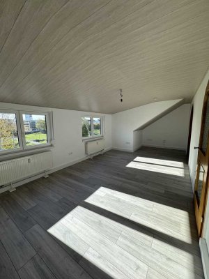 Helle 2,5-Zimmer Mansarden-Wohnung im 2. OG