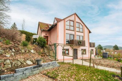 Charmante 3.Zi. Terrassenwohnung mit 400m² Garten, herrlichem  Ausblick, Garage und Außenstellplatz