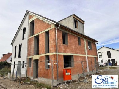 ROHBAU MIT DACH: Großzügige, moderne Doppelhaushälfte zum Fertigstellen