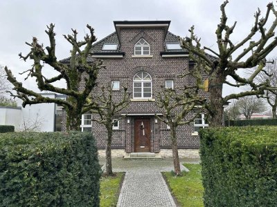 Wohntraum für die ganze Familie: freistehendes Herrenhaus mit Doppelgarage und Gartenanlage