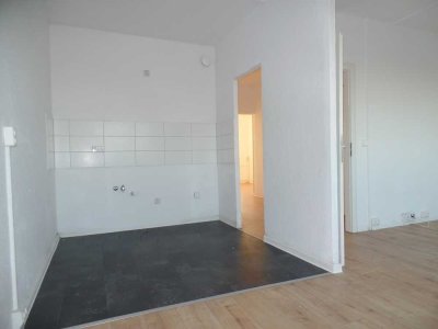 Einziehen & genießen: Sanierte Wohnung mit Balkon und offener Wohnküche