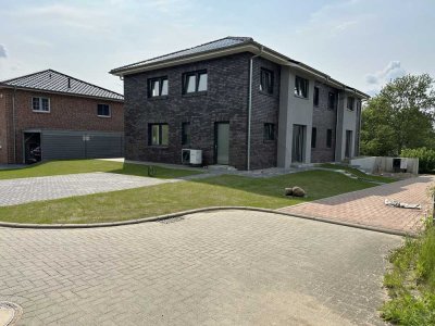 Traumhafte Neubau Doppelhaushälfte in Molfsee:
Modernes Wohnen in naturnaher Lage
