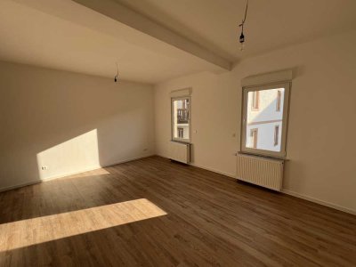 Sehr schöne, helle und zentral gelegene 2,5 Zimmer-Maisonette-Wohnung mit kleiner Galerie