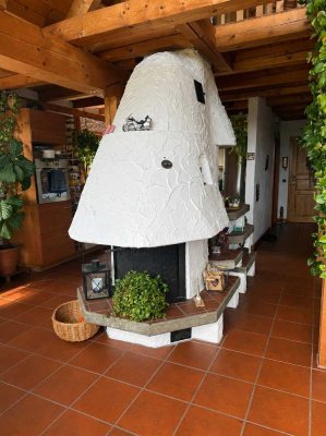 Gepflegte Dachgeschoßwohnung mit Fußbodenheizung, Einbauküche, zwei Garagen und traumhaftem Ausblick