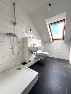 gemütliche Dachgeschoss Wohnung mit nagelneuem Badezimmer!