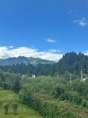 Alpiner Wohntraum mit Weitblick: Wunderschöne 3-Zimmer-Wohnung mit Kamin, Balkon und Bergblick in Kitzbühel