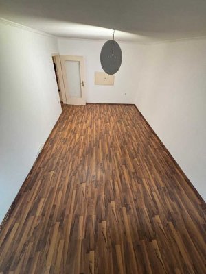 Stilvolle 4-Zimmer-Wohnung mit Balkon in München Moosach