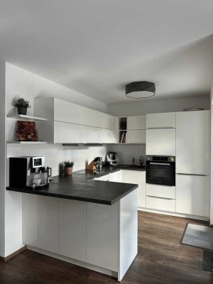**Moderne 3,5-Zimmer-Wohnung mit Küche, Garage, Garten & Keller – Baujahr 2018 – Zum Verkauf**