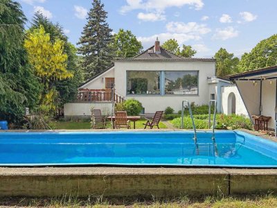 Rarität in Neuenhagen bei Berlin: Individuelles und großzügiges Haus mit Pool und Nebengebäude