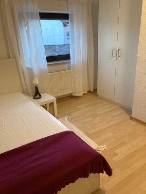 Möbliertes WG Zimmer in 3 Zimmer DG-Wohnung, Erstbezug