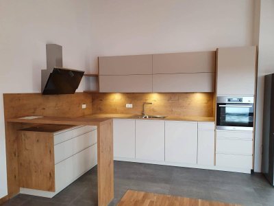 Schöne neuwertige 3-Zimmer Wohnung mit großer Dachterrasse !!!