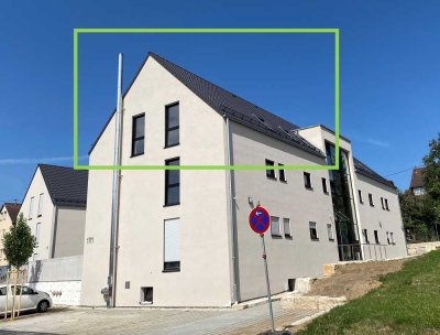 Gepflegte, moderne 3-Zi. DG-Wohnung mit EBK, Terrasse & Ausblick ins Grüne