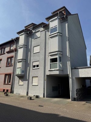 Diese charmante 3-Zimmer-Wohnung im 4. OG eines im Jahr 2002 erbauten Mehrfamilienhauses bietet mit