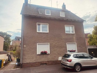 Renovierungsbedürftiges 12-Zimmer Haus in Neuss mit Garage