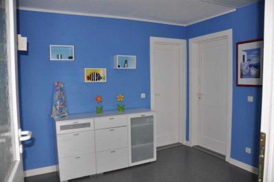 Ideal für Studis: Helle WG-taugliche Dachwohnung mit Weitblick in zentraler Lage
