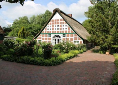 Im Garten der Träume - romantisches Landhaus mit Bootssteg und Motorboot direkt am Hadelner Kanal
