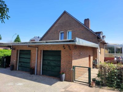 Freistehendes Zweifamilienhaus mit großem Garten, vielen Stellplätzen und Erweiterungsmöglichkeiten