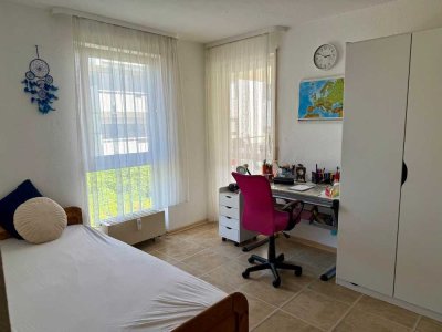 Möblierte helle 3-Zimmerwohnung mit Balkon und Tiefgarage