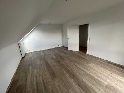 frisch renovierte 3-Zimmer-DG-Wohnung