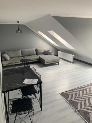 Moderne 2-Zimmer-Dachgeschosswohnung mit Ausblick in Oberasbach – teilmöbliert, frei ab 01.09.2025