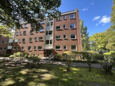 Frisch renovierte 2,5 Zimmer-Wohnung mit Balkon und modernisierten Tageslichtbad mit Wanne