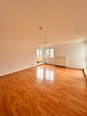 Hoppegarten: Charmante 2-Zimmer-Wohnung mit Balkon im 1. OG