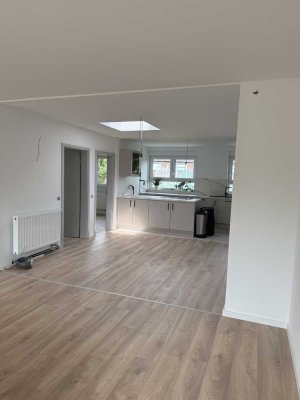 Frisch renovierte, weitläufige  4 Zimmer Wohnung mit Einbauküche in Tamm.