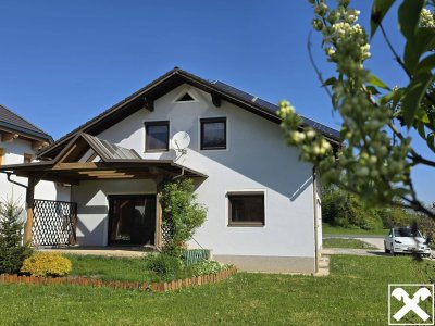 Geräumiges Zweifamilienhaus mit zwei Garagen und großem Garten