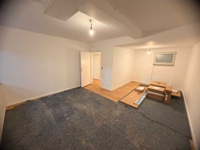 *Bergen-Enkheim* Erstbezug nach Sanierung 2-Zimmer-Untergeschosswohnung mit Balkon
