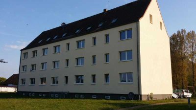 Dachgeschoss: gemütliche 2-Raum-Wohnung mit Badewanne und Einbauküche