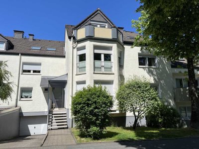 Gepflegtes 1-Zimmer-DG-Appartement mit zwei Balkonen.