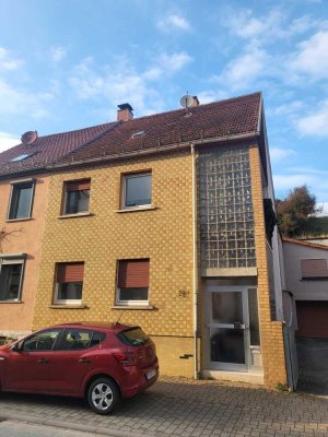 Doppelhaushälfte mit Nebengebäude (Party-/Hobbyraum)
