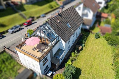 Helle Obergeschosswohnung mit Wintergarten und Terrassen ab 01.09.2025 frei