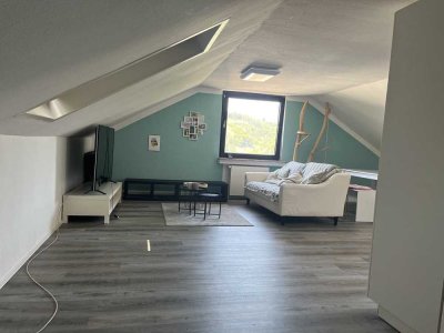 2-Zimmer-Dachgeschoss Wohnung. Mit EBK. Bezugsfrei 1.10.25 o. Absprache. Warmmiete 590€