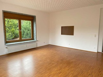 Sehr geräumige 2-Zimmer-Wohnung mit viel Tageslicht und eigenem Gartenanteil