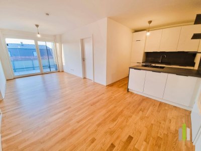 ERSTBEZUG: 4-Zimmer-DG-Wohnung mit West-Balkon und Carport