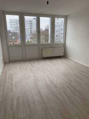 1 Zimmerwohnung komplett - neuwertiges Bad & Küche -